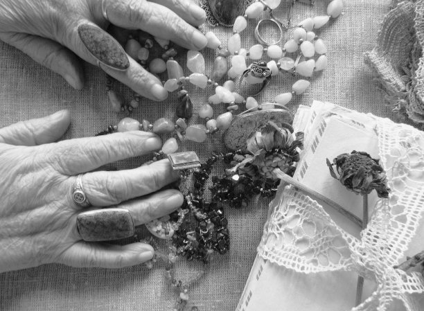 一位年长女士的手戴着珠宝首饰，图片下载