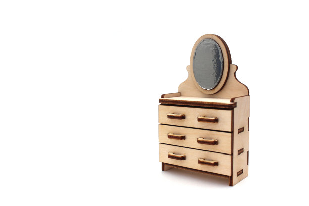 在白色的背景上，有一个带镜子的儿童木制玩具抽屉柜。图片下载