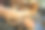 陶工在陶轮上制作陶碟的特写镜头。师徒学习陶艺图片下载