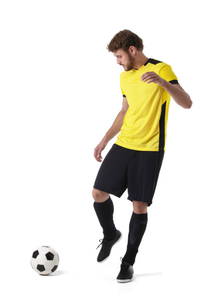 足球运动员正在踢白色的球图片下载