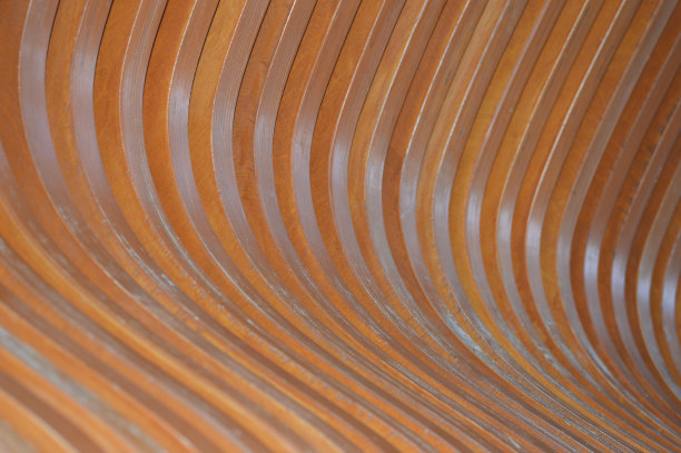 木制长椅元素，棕色板条，具有圆边。抽象背景。图片下载