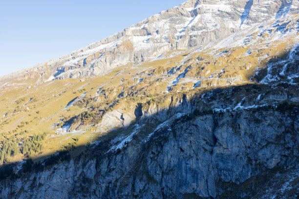 瑞士美丽的风景。云雾缭绕的史诗般的风景。美妙的阳光穿过云层，然后是令人惊叹的日落和日出。完美的瑞士公路之旅。图片下载