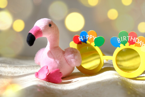 粉红色玩具火烈鸟和生日快乐眼镜。婴儿房的装饰，托儿所卧室的内部。婴儿送礼会或儿童生日概念图片下载
