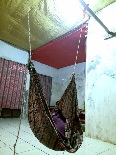 印度尼西亚婴儿的传统秋千图片下载