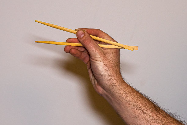 男性手握中国筷子图片下载