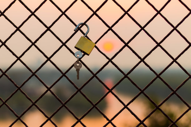 国家结束了隔离，幸福和希望，阻止了病毒的传播。户外生活方式图片下载