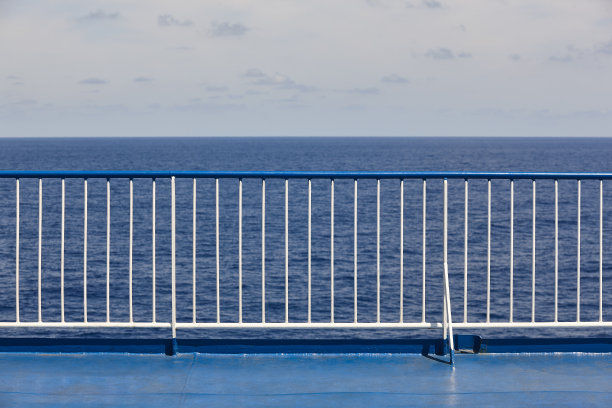 邮轮扶手甲板与海洋和天空的背景。海景。假期图片下载