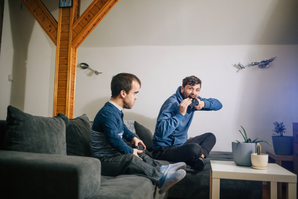 兴奋的朋友在玩电子游戏图片下载