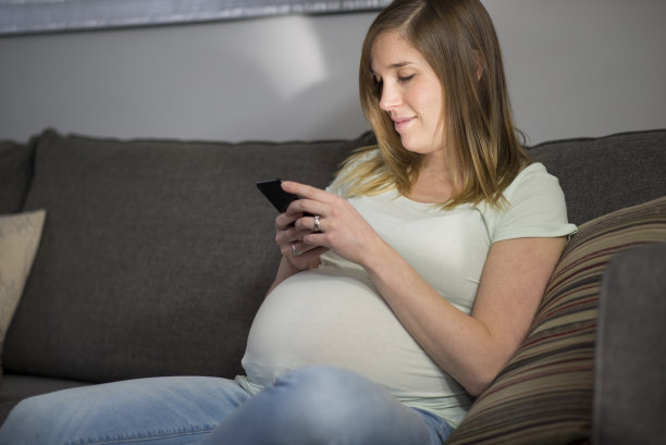 孕妇使用智能手机图片下载