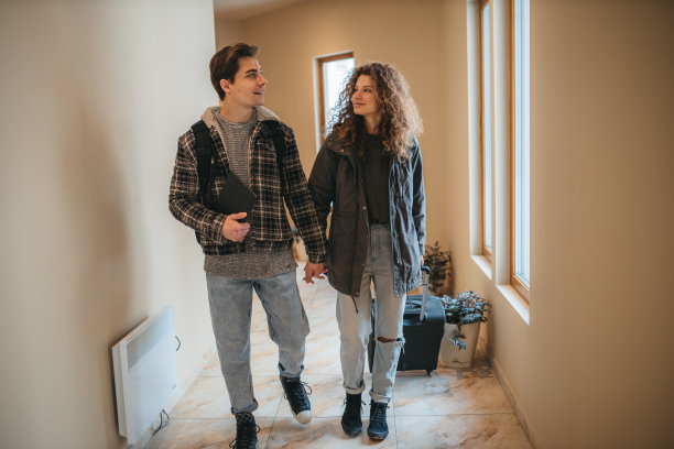 这对幸福的情侣在去酒店套房的时候看起来是如此的相爱图片下载