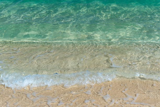 海浪和蓝绿色的海水在海滩上图片下载