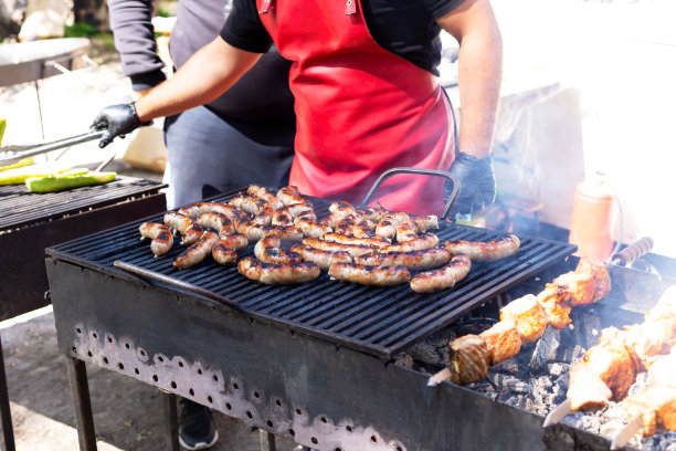 厨师烤蔬菜、香肠和肉图片下载