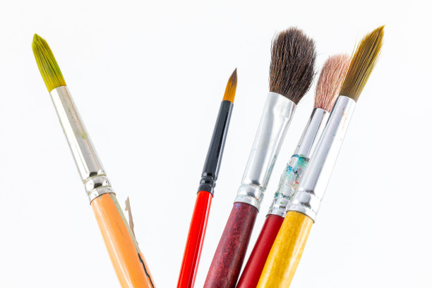 近焦点在白色背景上的画笔。图片下载