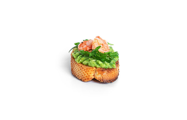 鳄梨酱，虾，芝麻菜，西红柿，黄瓜的三明治，白色的背景。意式烤面包和鳄梨。健康的早餐图片下载