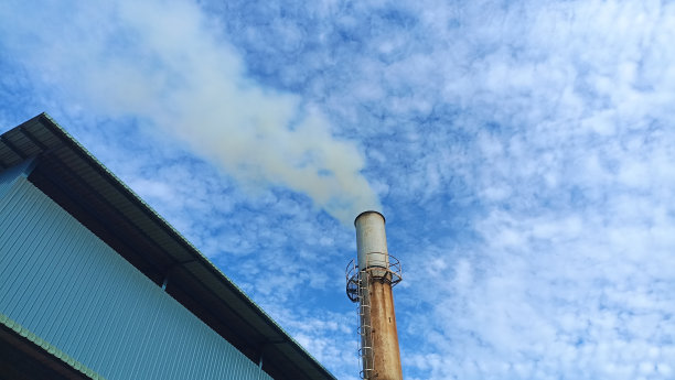 这张照片是关于蓝色的云和棕榈油厂的烟囱的观点图片下载