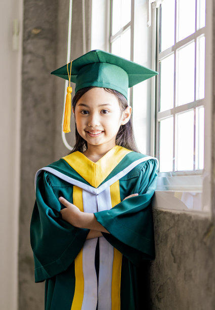 穿着毕业礼服的童年学生图片下载