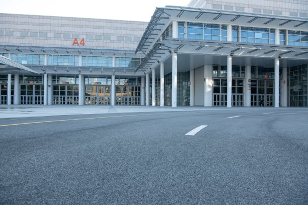 空荡荡的柏油路在现代办公区域图片下载