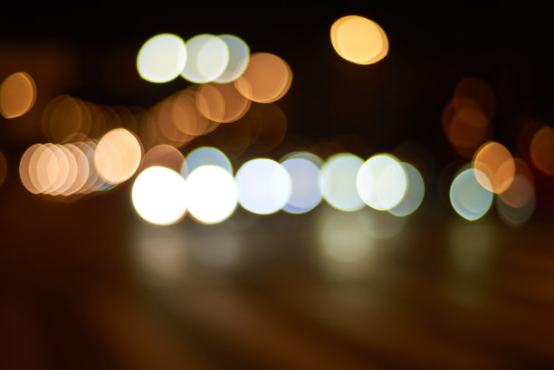 夜晚的城市里有梦幻般的灯光图片下载