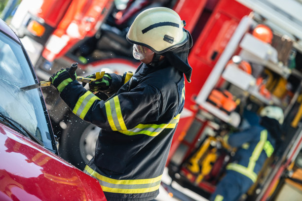 消防员切割挡风玻璃图片下载