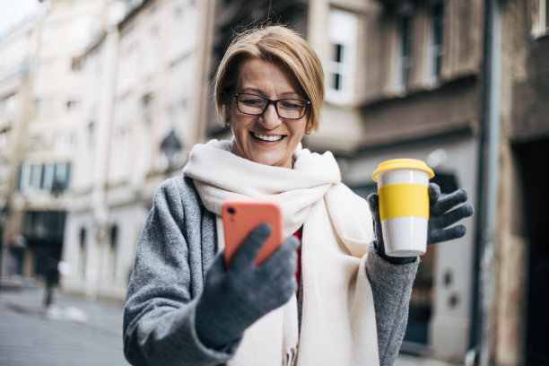 一个美丽的女人在户外图片下载