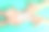 在孩子们的手中，一个家庭剪纸在绿色的背景上。孩子们正在寻找被父母抛弃的家庭。家庭日假期。童年的梦想。孩子眼中的幸福家庭图片下载