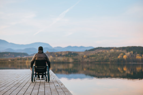 坐轮椅的残疾人在码头欣赏大自然图片下载