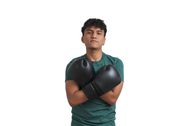 年轻的秘鲁拳击手胸前戴着拳击手套摆姿势，与世隔绝。图片下载