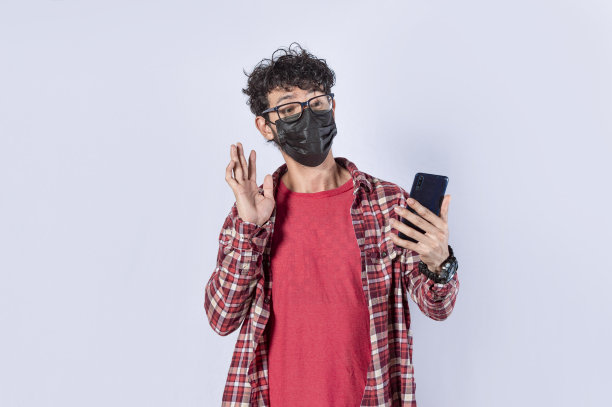 男人视频通话隔离，男人视频通话带口罩，口罩视频通话概念图片下载