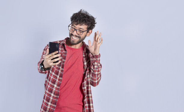 男人视频通话，积极男人视频通话，视频通话概念图片下载