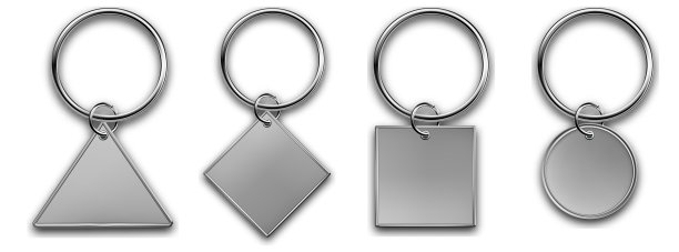 金属钥匙扣与不同的链，皮革钥匙扣，持有人小饰品与金属环钥匙。银色配件。现实的模板金属钥匙链集。空白附件用于企业标识。图片下载
