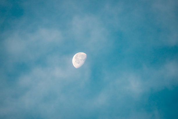 早晨，蓝天白云和半月图片下载