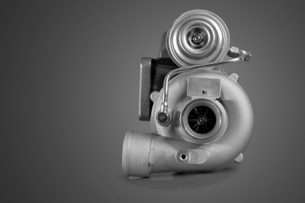全新涡轮增压器或汽车涡轮，老式或风格，更小的涡轮，孤立在橙色背景。推动的视图。图片下载