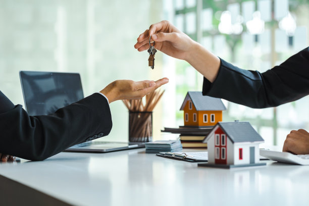 房地产经纪人在合同签署后将房屋钥匙交给客户。图片下载