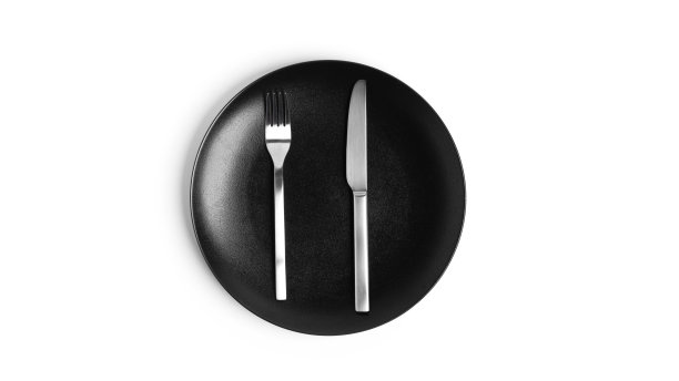 使用餐具时使用手语。在白色背景上用餐具隔开的盘子。盘子，刀，叉在白色的背景上图片下载