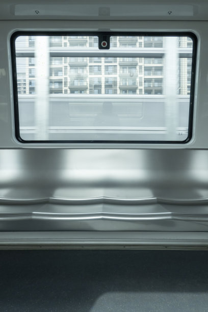 从城市轻轨列车的窗口看到的景色图片下载