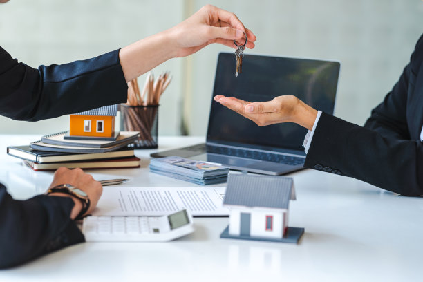 房地产经纪人在合同签署后将房屋钥匙交给客户。图片下载