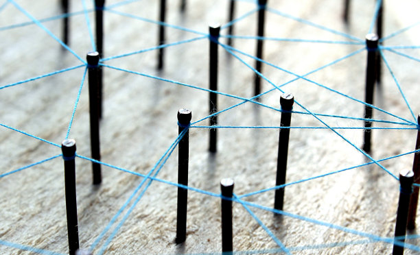 钉子钉在木板上，像线一样拉长图片下载