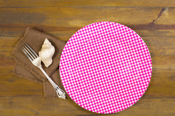 乡村木桌上的餐具摆设图片下载