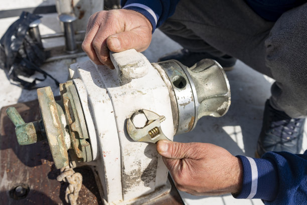 用螺丝扳手拆卸发动机。图片下载