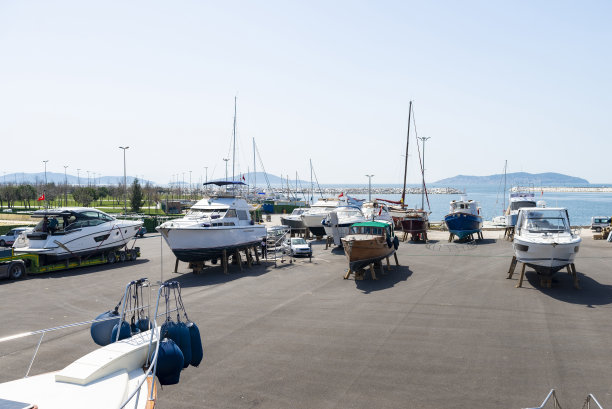 在港口或船坞待命的船只。图片下载