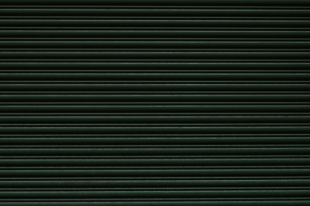 一扇深绿色金属车库门的一部分图片下载