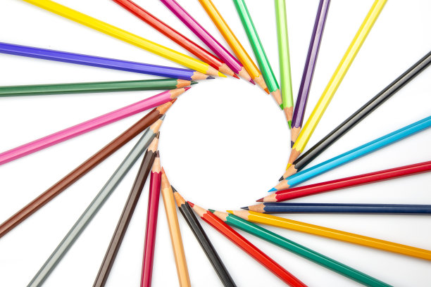 彩色铅笔。一组用于在白色背景上画画的彩色铅笔。绘画艺术创造力图片下载