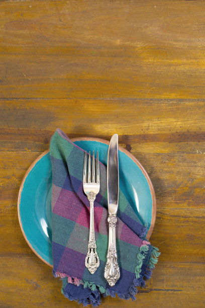 放置在一个质朴的木制桌面。图片下载