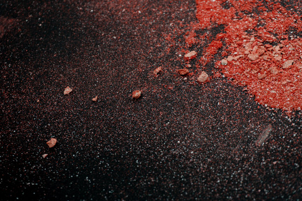 红色的小碎片散落在黑色的背景上。图片下载