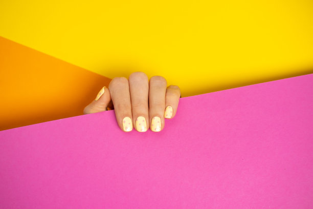 亮黄色时尚女性凝胶美甲。图片下载