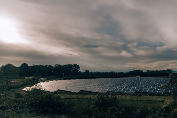欧洲，意大利的欧洲景观。在室外美丽的景色。周围有雾、雾和云。太阳能，太阳能电池。生态系统概念图片下载