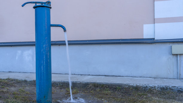 街道老旧的机械水龙头。水源在市内。公共场所饮用水的铁水龙头。图片下载