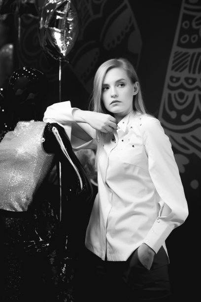 年轻成年女性在室内穿着豪华服装的女性肖像。女孩正在摆姿势，照片上是穿着得体的专业模特，还化着正式的妆。美人们的生活方式图片下载