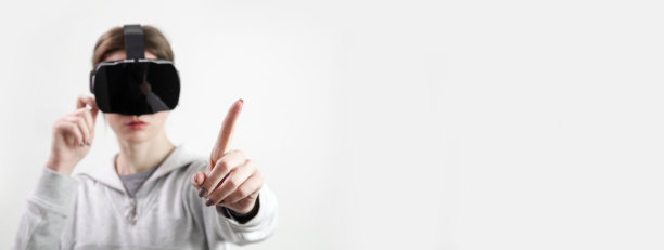 戴VR眼镜的女人的肖像。虚拟现实体验与未来技术概念。图片下载