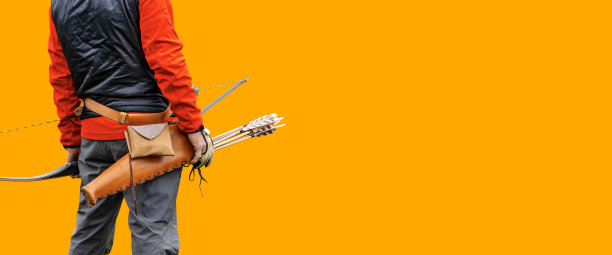 弓箭手与皮革箭袋与箭和木制弓-射箭运动长弓图片下载